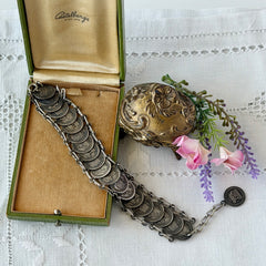 Vintage Italian Rome souvenir coin bracelet with silver‑tone medals of Colosseum, San Pietro, and she‑wolf, adjustable length.