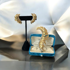 Vintage Jomaz feather brooch and earrings set from the early 1960s, featuring clear pave rhinestones set in silver-tone metal for the quill and textured gold-plated metal for the feather. Signed Jomaz on the back, in very good vintage condition with all original rhinestones present.
