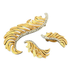 Vintage Jomaz feather brooch and earrings set from the early 1960s, featuring clear pave rhinestones set in silver-tone metal for the quill and textured gold-plated metal for the feather. Signed Jomaz on the back, in very good vintage condition with all original rhinestones present.