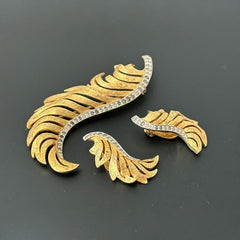 Vintage Jomaz feather brooch and earrings set from the early 1960s, featuring clear pave rhinestones set in silver-tone metal for the quill and textured gold-plated metal for the feather. Signed Jomaz on the back, in very good vintage condition with all original rhinestones present.