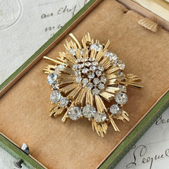 Vintage Lisner gold‑tone sunburst brooch with clear rhinestones, 1960s, signed Lisner ©, excellent condition.