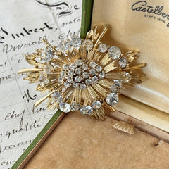 Vintage Lisner gold‑tone sunburst brooch with clear rhinestones, 1960s, signed Lisner ©, excellent condition.