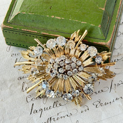 Vintage Lisner gold‑tone sunburst brooch with clear rhinestones, 1960s, signed Lisner ©, excellent condition.