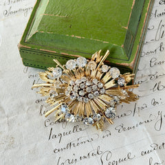 Vintage Lisner gold‑tone sunburst brooch with clear rhinestones, 1960s, signed Lisner ©, excellent condition.