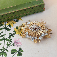 Vintage Lisner gold‑tone sunburst brooch with clear rhinestones, 1960s, signed Lisner ©, excellent condition.