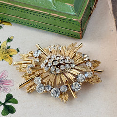 Vintage Lisner gold‑tone sunburst brooch with clear rhinestones, 1960s, signed Lisner ©, excellent condition.