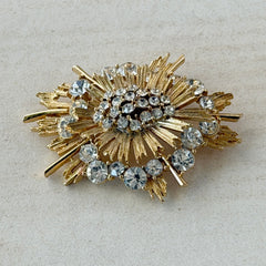 Vintage Lisner gold‑tone sunburst brooch with clear rhinestones, 1960s, signed Lisner ©, excellent condition.