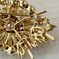 Vintage Lisner gold‑tone sunburst brooch with clear rhinestones, 1960s, signed Lisner ©, excellent condition.