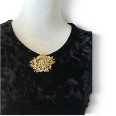 Vintage Lisner gold‑tone sunburst brooch with clear rhinestones, 1960s, signed Lisner ©, excellent condition.