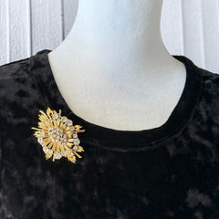 Vintage Lisner gold‑tone sunburst brooch with clear rhinestones, 1960s, signed Lisner ©, excellent condition.