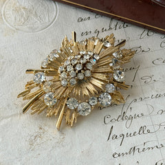 Vintage Lisner gold‑tone sunburst brooch with clear rhinestones, 1960s, signed Lisner ©, excellent condition.