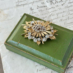 Vintage Lisner gold‑tone sunburst brooch with clear rhinestones, 1960s, signed Lisner ©, excellent condition.