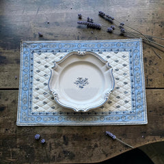 Quilted cotton placemat in light blue and white with Provençal floral and paisley motifs, handcrafted in France by Tissus Toselli.