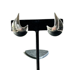 Vintage Sarah Coventry clip-on earrings with shiny silver-tone abstract crescent design; signed on back with copyright symbol, mid-century modernist style in very good condition.