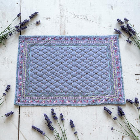 Quilted cotton placemat in gray and pink with Provençal floral pattern, handcrafted in France by Tissus Toselli.
