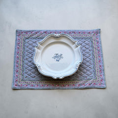 Quilted cotton placemat in gray and pink with Provençal floral pattern, handcrafted in France by Tissus Toselli.