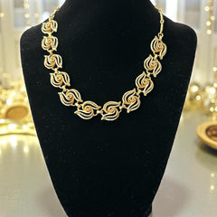 Vintage 1950s white enamel and gold-tone necklace and bracelet set with openwork textured wire design, adjustable hook clasp necklace and snap lock bracelet, in very good condition with light enamel wear.